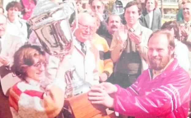 Juana Pablos Acosta recibe el trofeo como ganadora del Maratón de Valencia de 1984. 