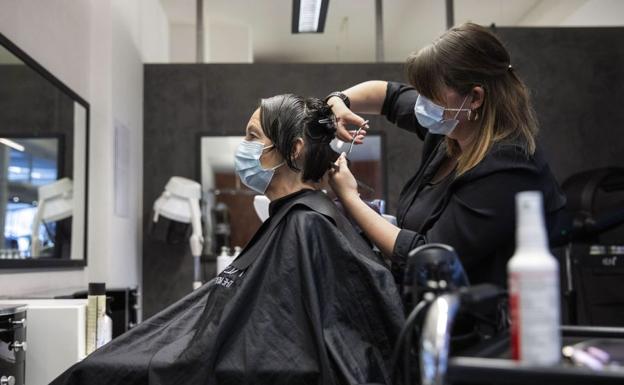 El protocolo que deben seguir las peluquerías para poder abrir este lunes 4 de mayo