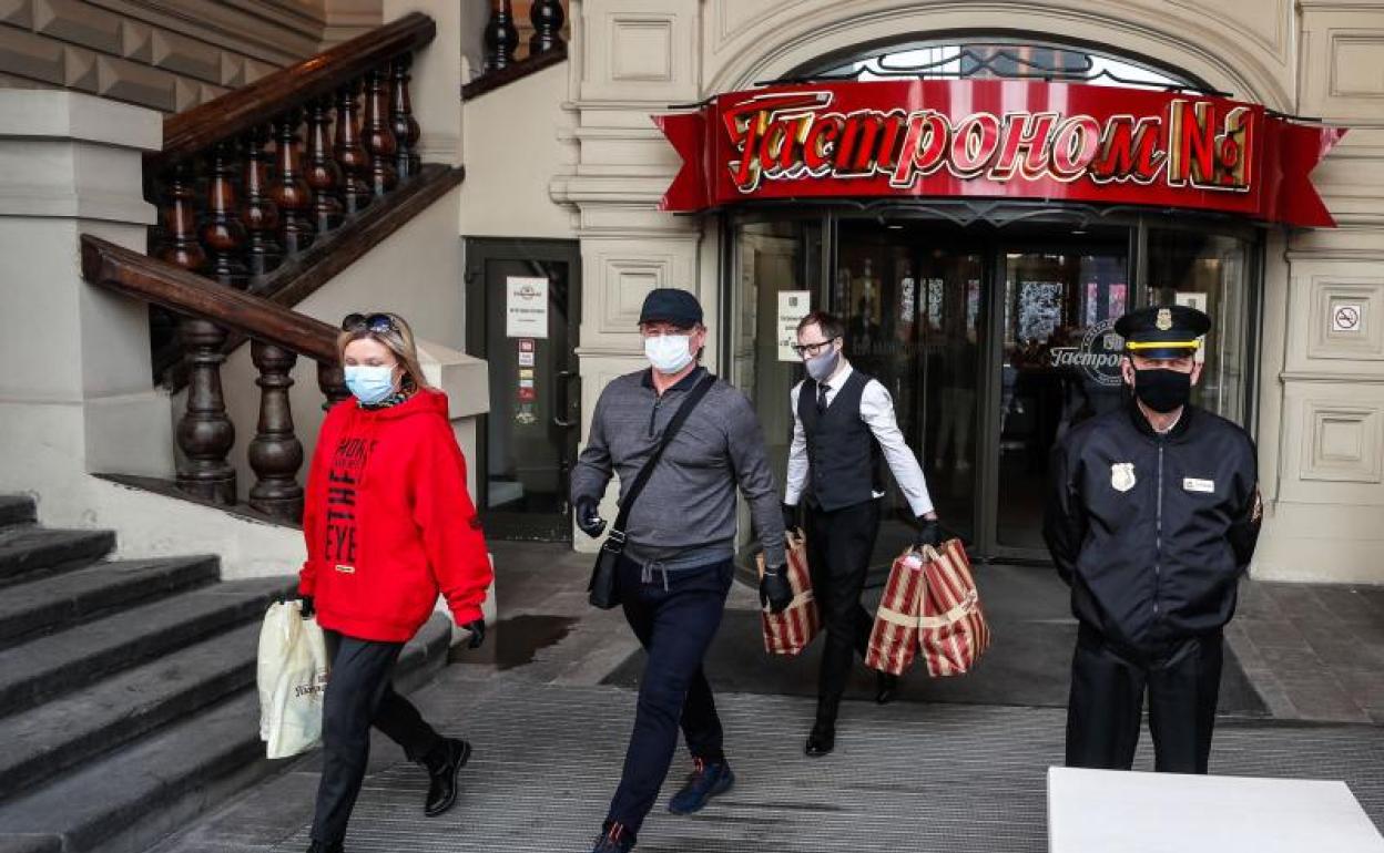 Personas con mascarilla en Moscú 