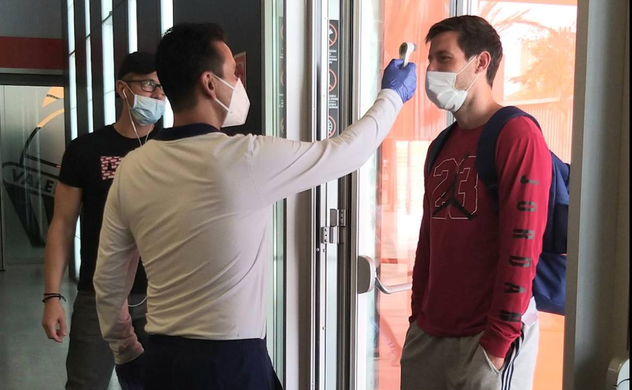 El doctor Álvaro Sala realiza a Van Rossom el control de temperatura antes de acceder a L'Alqueria. 