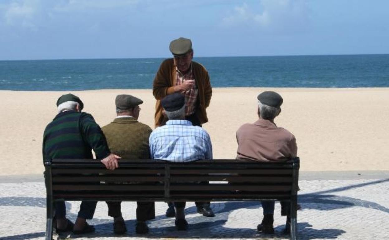 Un grupo de ancianos, en la playa.