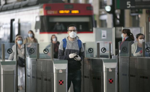 Usuarios con mascarillas en la Estación del Norte.