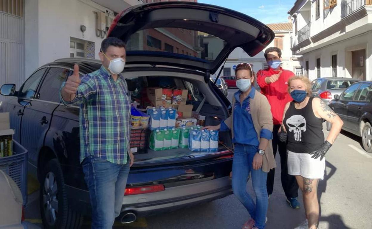 Los concejales hacen el reparto de los alimentos a las dos entidades. 