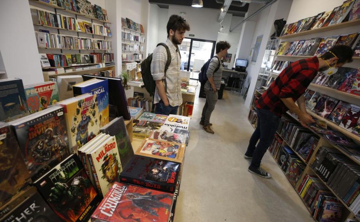 Librería abierta en Valencia.