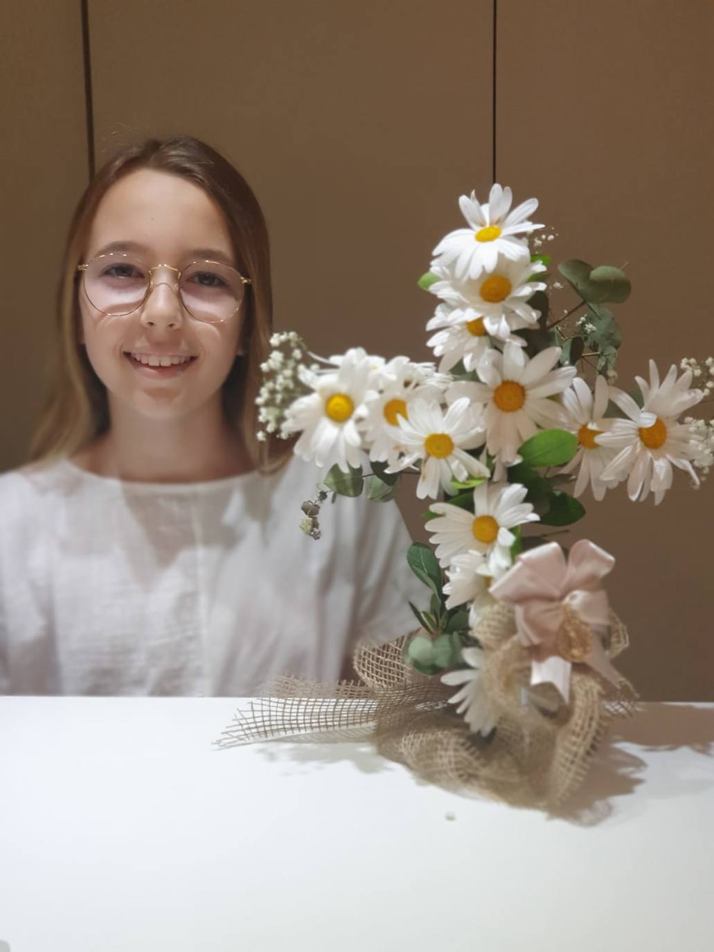 Carlota Bordils, fallera mayor infantil de la falla Maestro Gozalbo, con su cruz de mayo. 