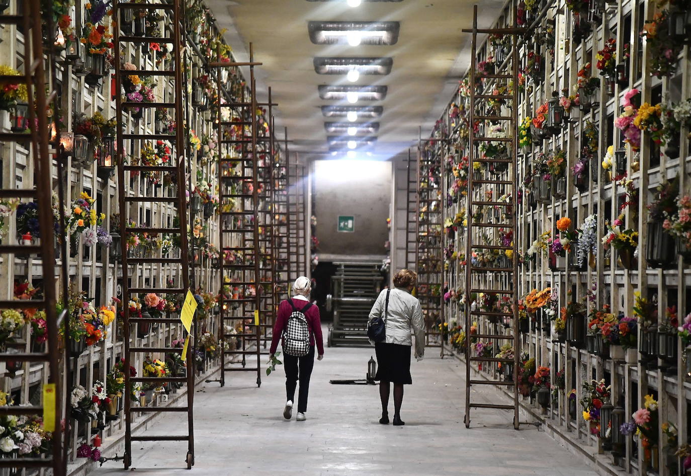 El país inicia con gran cautela la fase de desescalada gradual de las medidas de emergencia, después de 55 días de confinamiento estricto. Los ciudadanos gozan de más libertad de movimientos, con un leve alivio de las restricciones que les permite, entre otras cosas, salir a pasear, hacer deporte más lejos de casa o visitar a familiares.