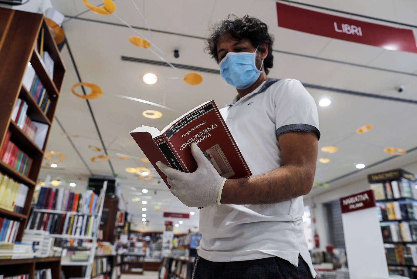 El país inicia con gran cautela la fase de desescalada gradual de las medidas de emergencia, después de 55 días de confinamiento estricto. Los ciudadanos gozan de más libertad de movimientos, con un leve alivio de las restricciones que les permite, entre otras cosas, salir a pasear, hacer deporte más lejos de casa o visitar a familiares.