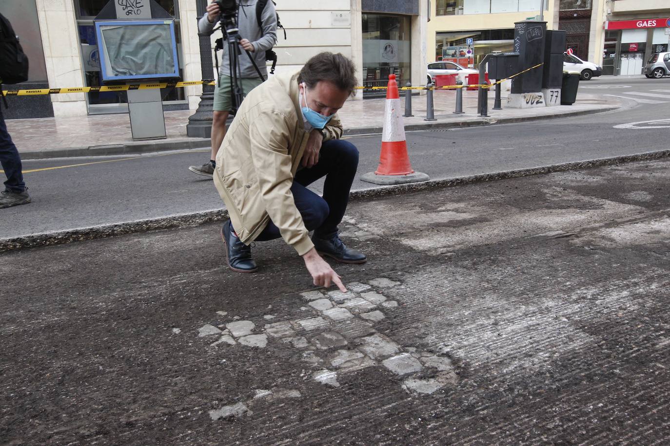 Las primeras obras en la plaza del Ayuntamiento han comenzado este 4 de mayo con la retirada del asfalto y los semáforos en varios lugares. Los operarios trabajan a toda velocidad pues la peatonalización de 12.000 metros cuadrados debe estar acabada por completo el próximo lunes. 