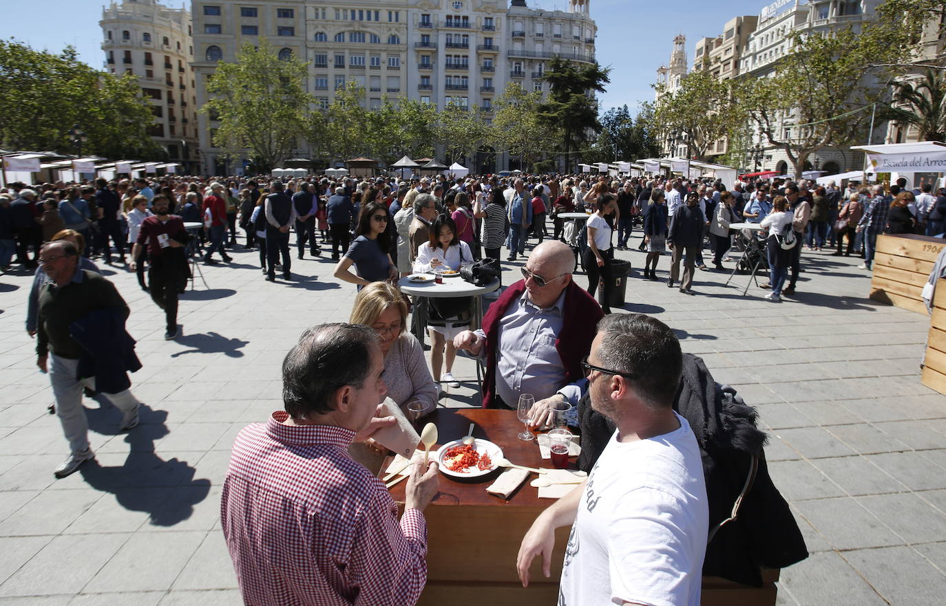 Los eventos gastronómicos han ganado presencia en los últimos años, con el reparto de decenas de raciones de paella para saborear el auténtico plato valenciano.