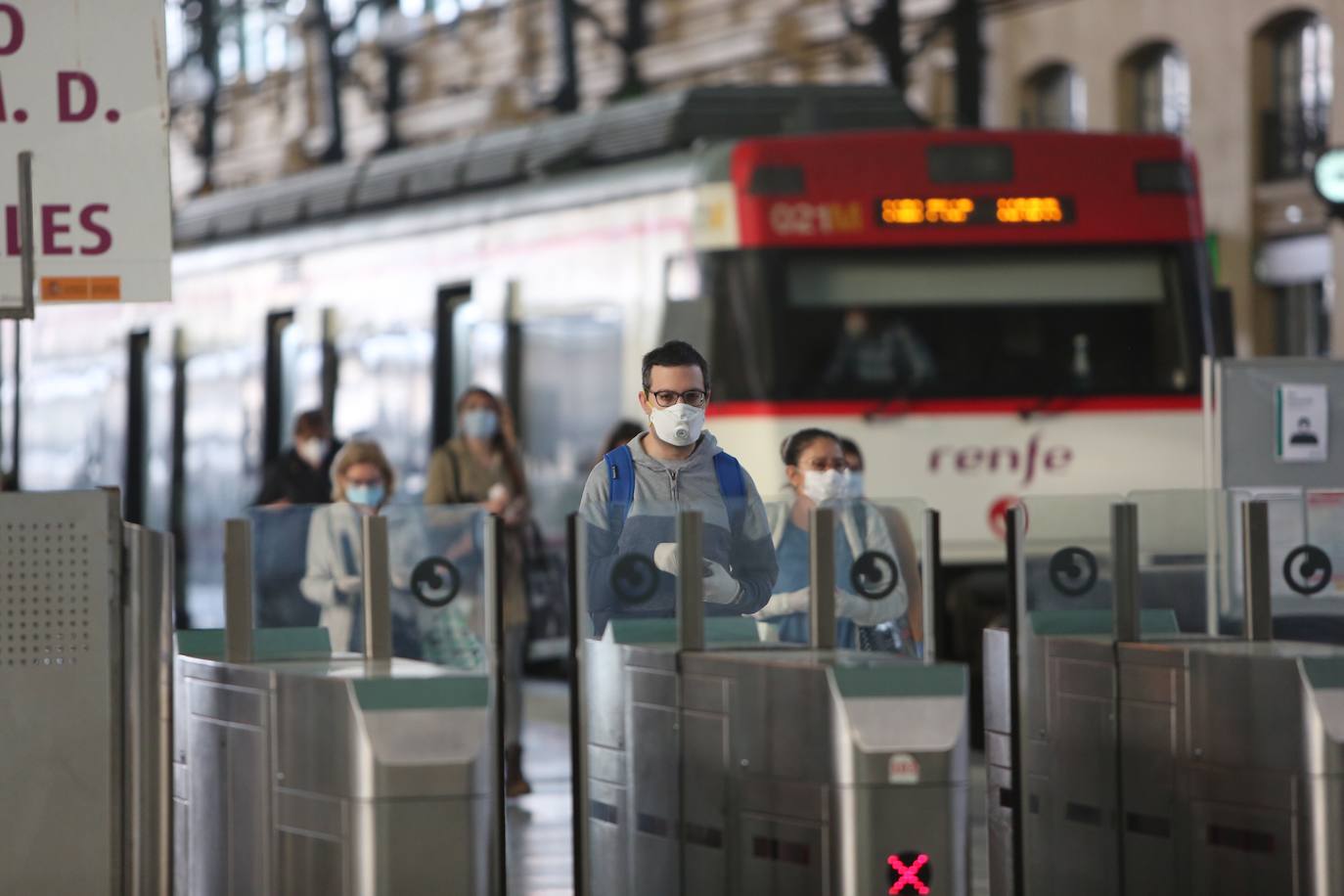 Las autoridades han comenzado a repartir este lunes mascarillas en varios puntos de Valencia para promover su uso en el transporte público colectivo, que es obligatorio desde hoy mismo.