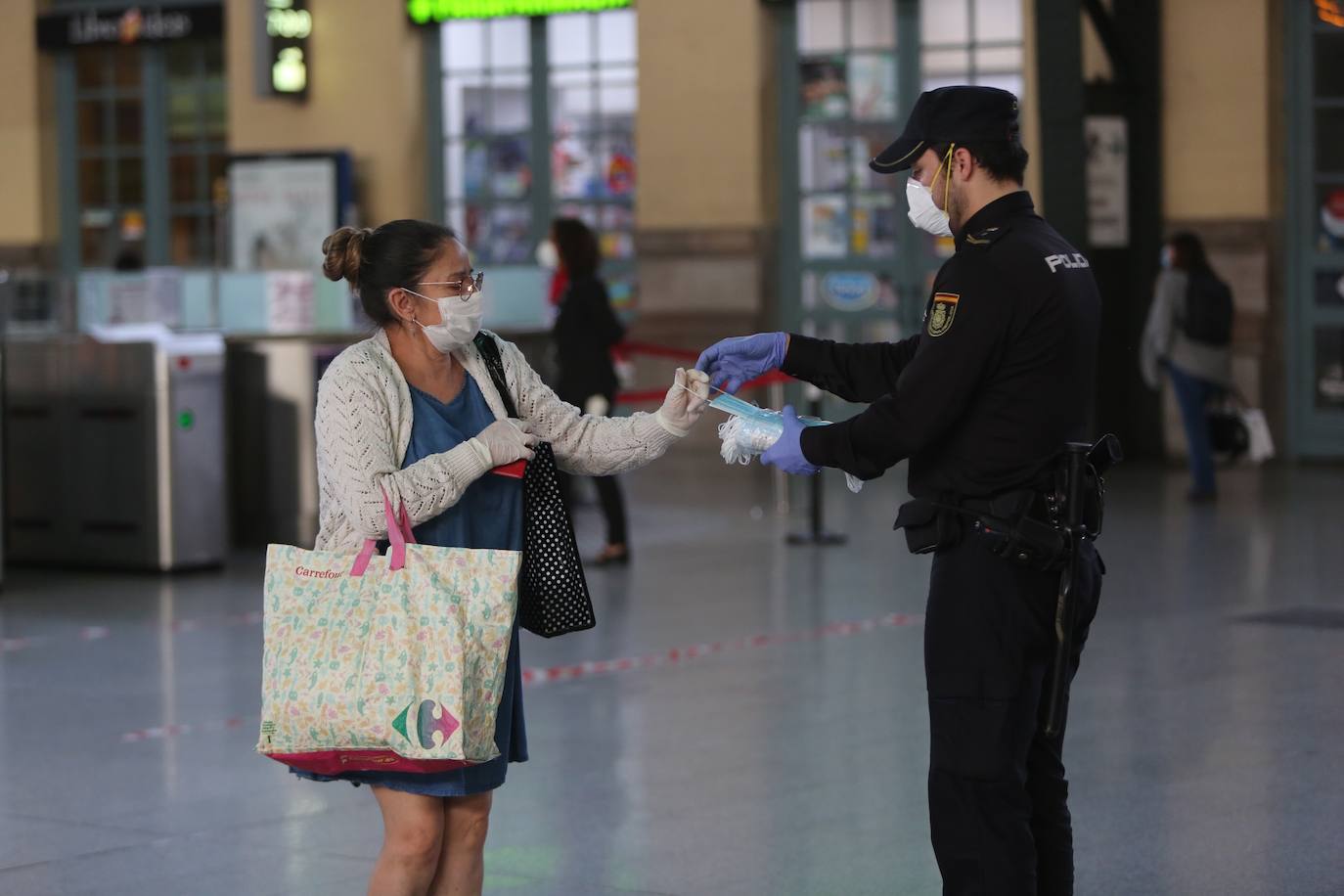 Las autoridades han comenzado a repartir este lunes mascarillas en varios puntos de Valencia para promover su uso en el transporte público colectivo, que es obligatorio desde hoy mismo.