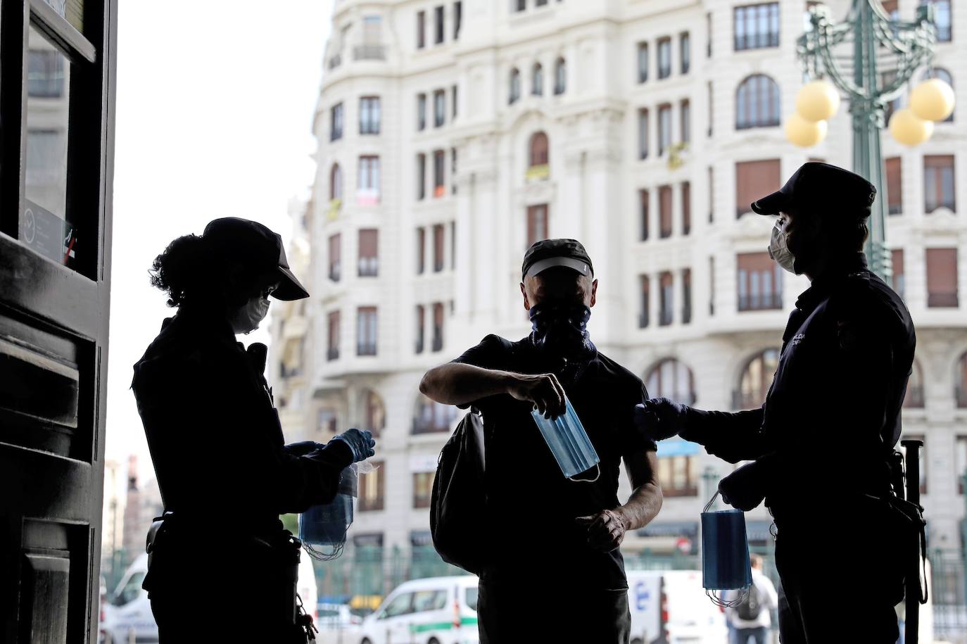 Las autoridades han comenzado a repartir este lunes mascarillas en varios puntos de Valencia para promover su uso en el transporte público colectivo, que es obligatorio desde hoy mismo.