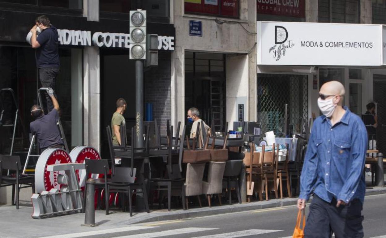 Un local se prepara para abrir de nuevo su terraza en la calle Garrigues.