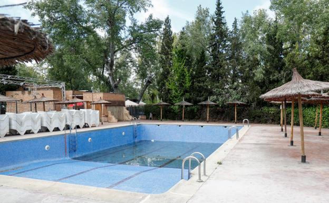 Piscina en un camping de Aranjuez. 