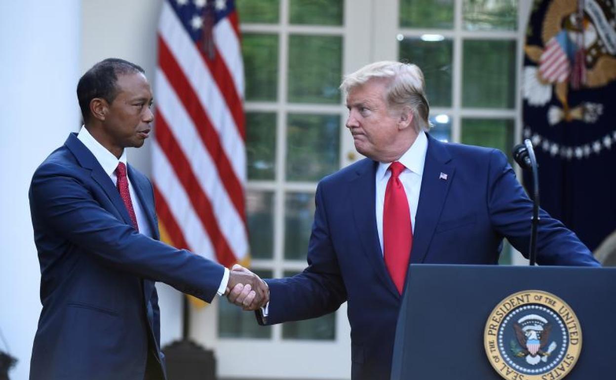 Tiger Woods y el presidente de Estados Unidos, Donal Trump. 