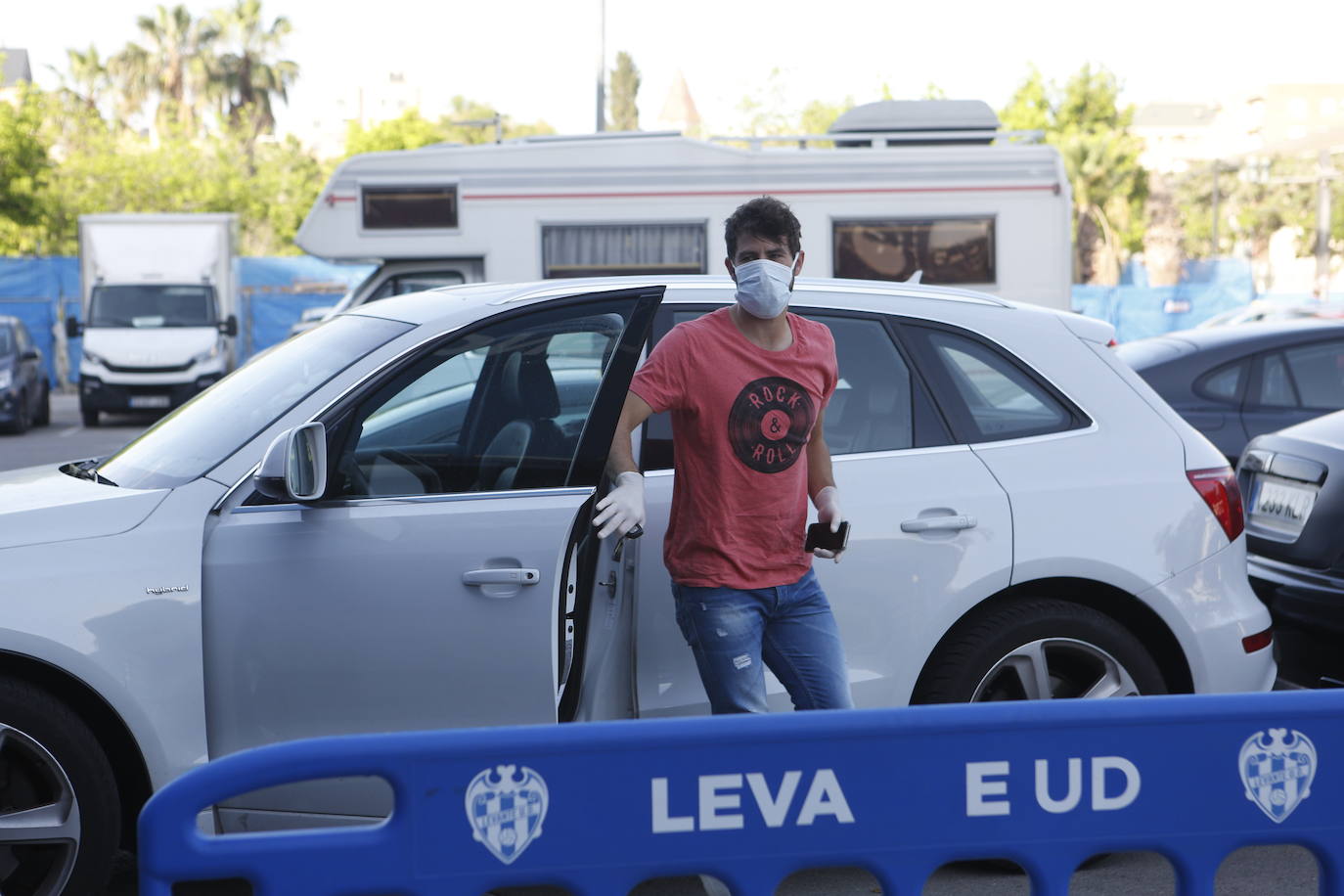 La plantilla del Levante acude al Ciudad de Valencia para pasar los test de Covid-19.