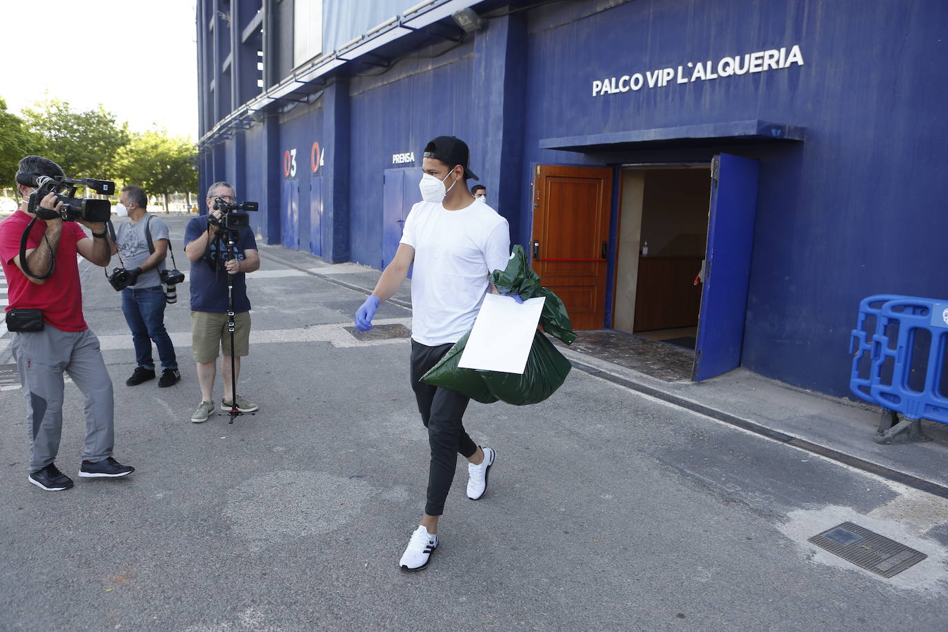 La plantilla del Levante acude al Ciudad de Valencia para pasar los test de Covid-19.