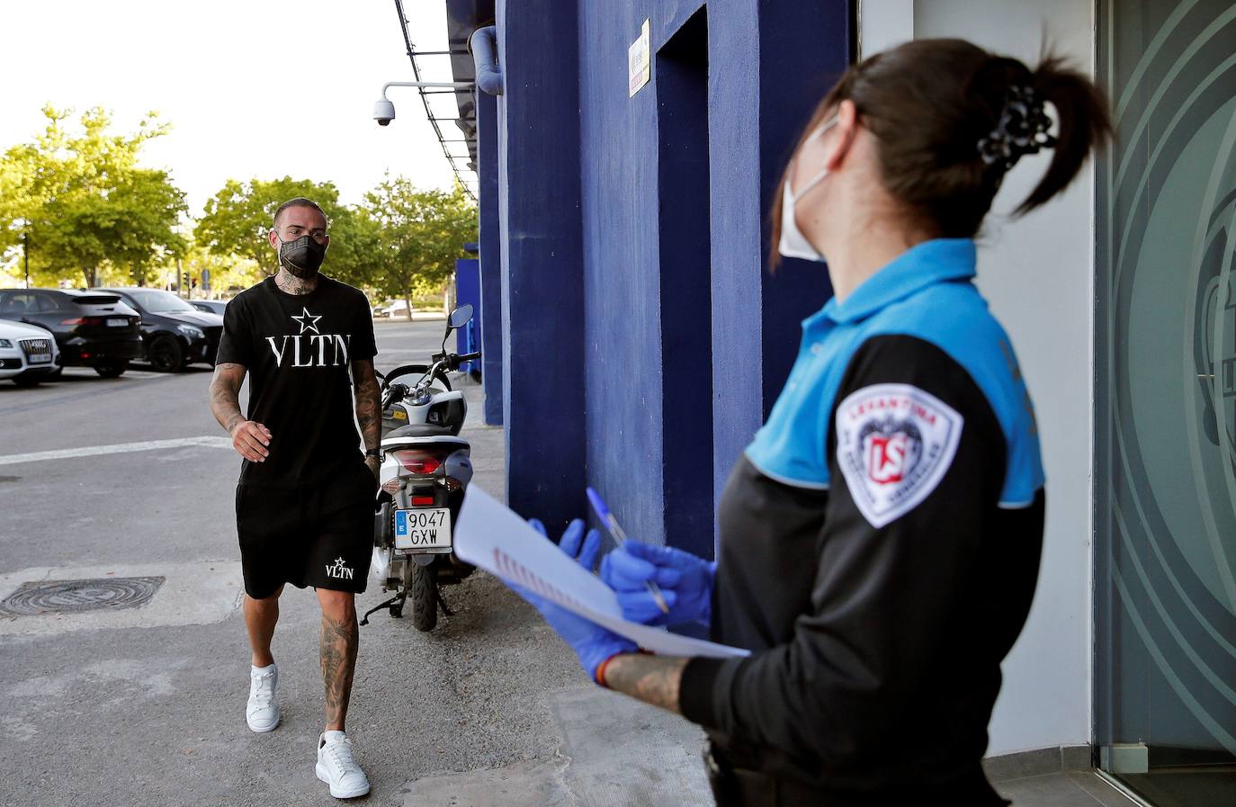 La plantilla del Levante acude al Ciudad de Valencia para pasar los test de Covid-19.