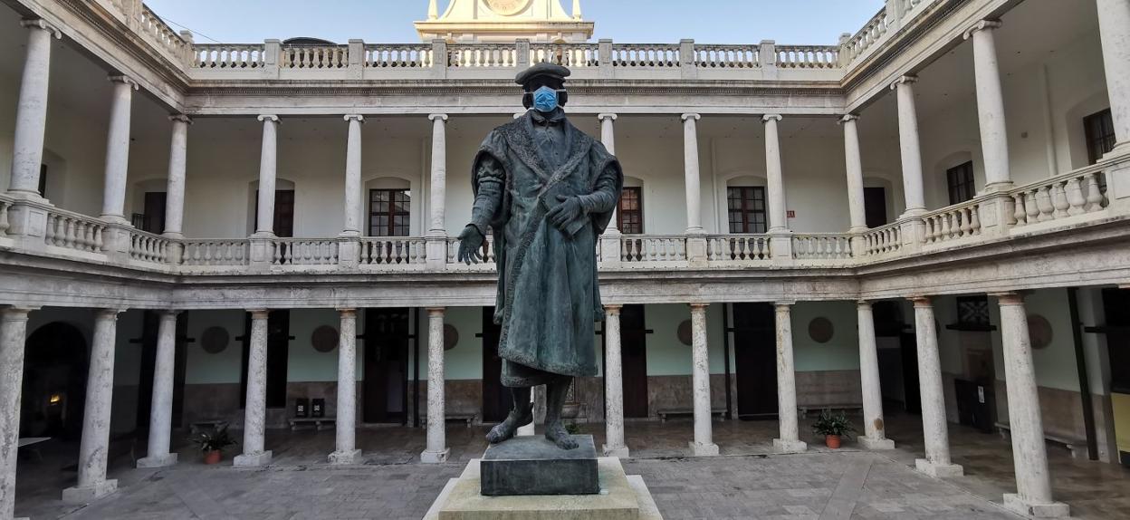 La estatua de Vives con mascarilla. lp