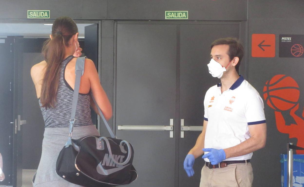 Tamara Abalde se pone la mascarilla antes de entrar en las instalaciones de L'Alqueria del Basket