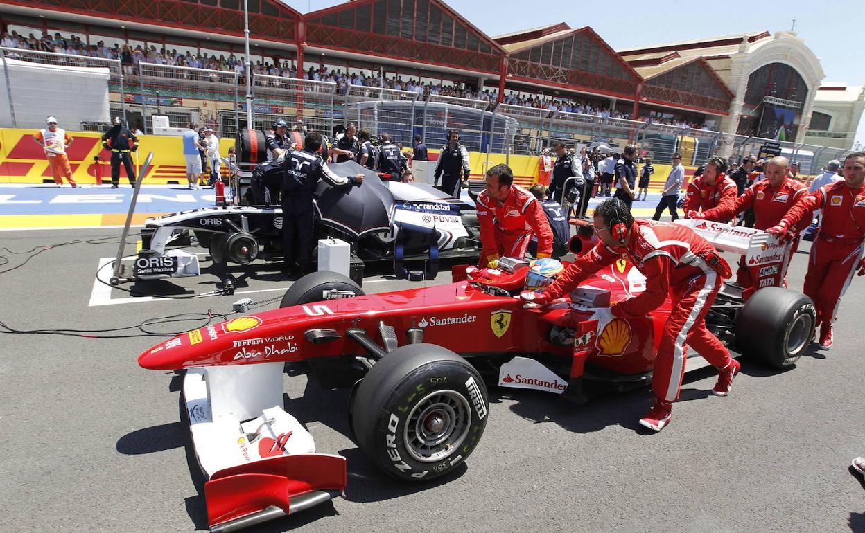 El Ferrari de Alonso, en la parrilla del Gran Premio de Valencia.