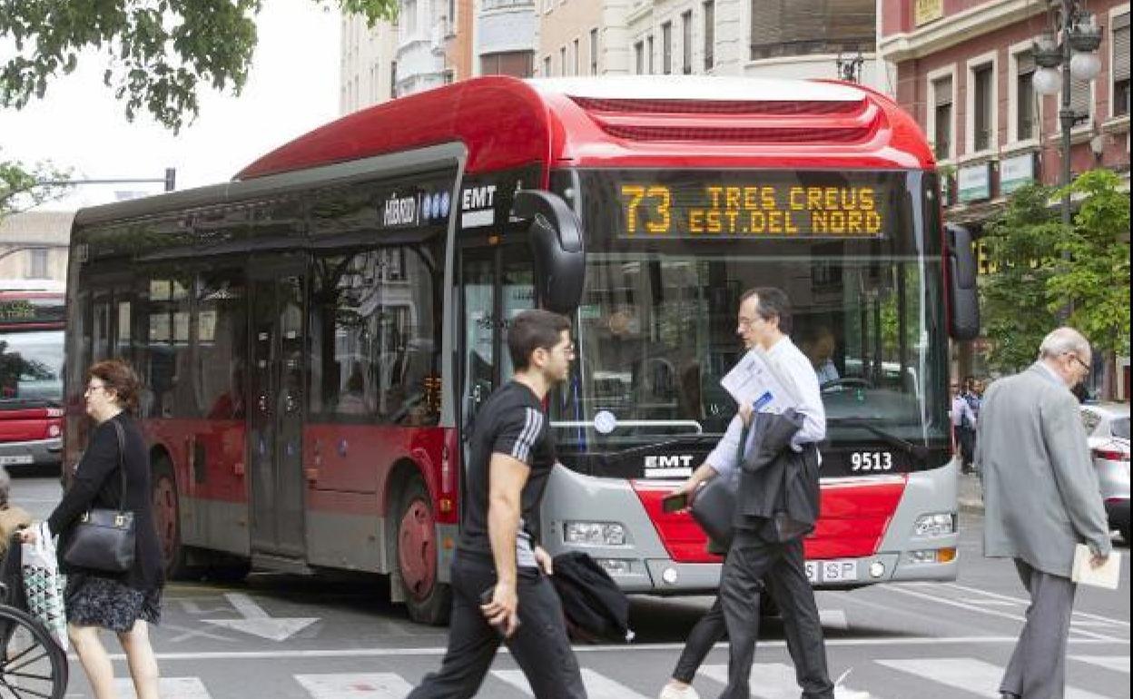 Un autobús de la EMT circula por Valencia.