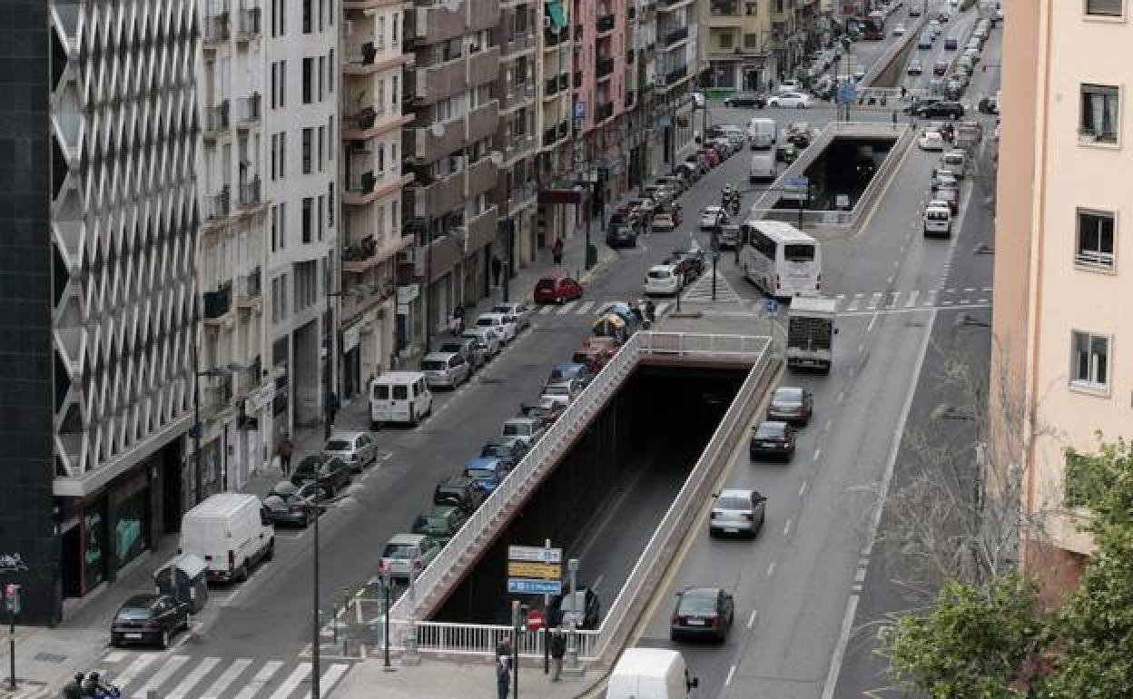 Un tramo de la avenida, con el túnel a cielo abierto en la parte central.