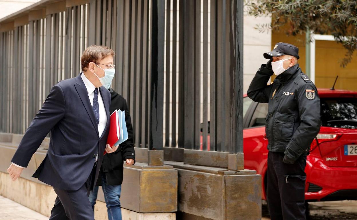 El presidente Ximo Puig, en su entrada a Les Corts.