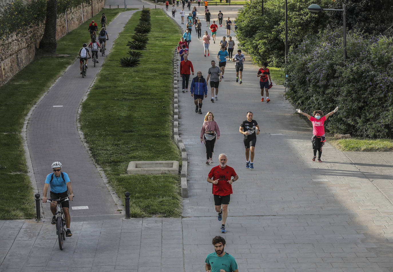 Hacer deporte en parques y otros lugares al aire libre.