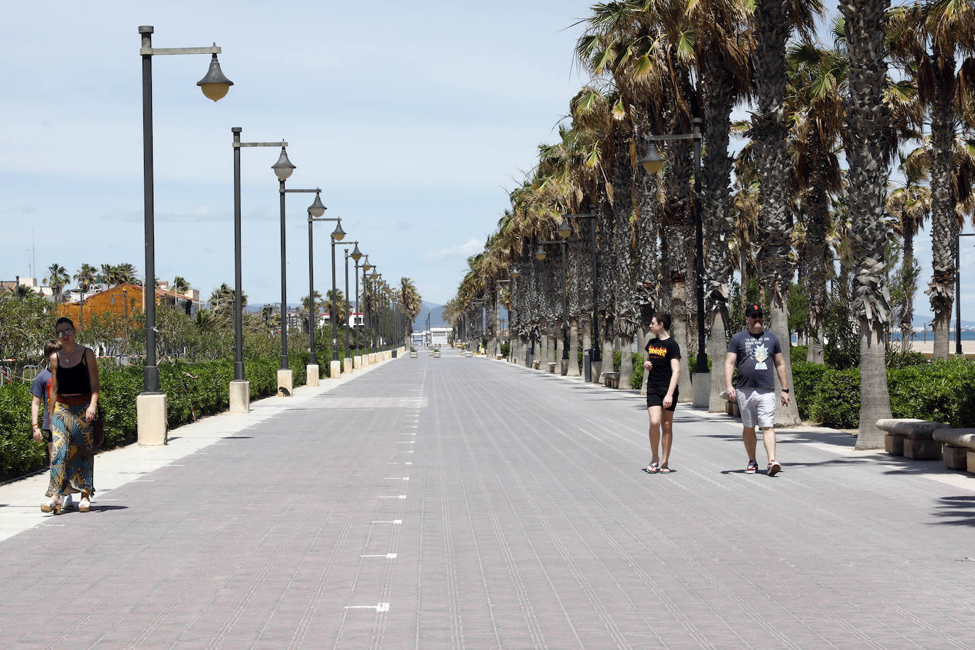 Caminar por las calles de la ciudad. 