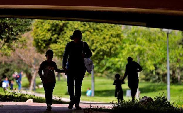 Pasear con niños o personas dependientes. 