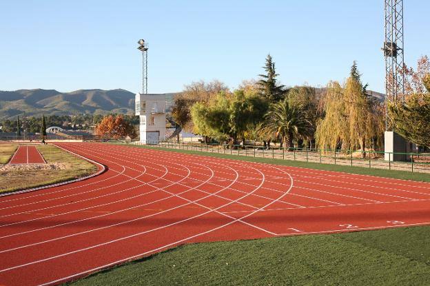 Centros deportivos al aire libre sin público, como pistas de tenis o atletismo. Deportes individuales con cita previa sin contacto ni uso de vestuarios.