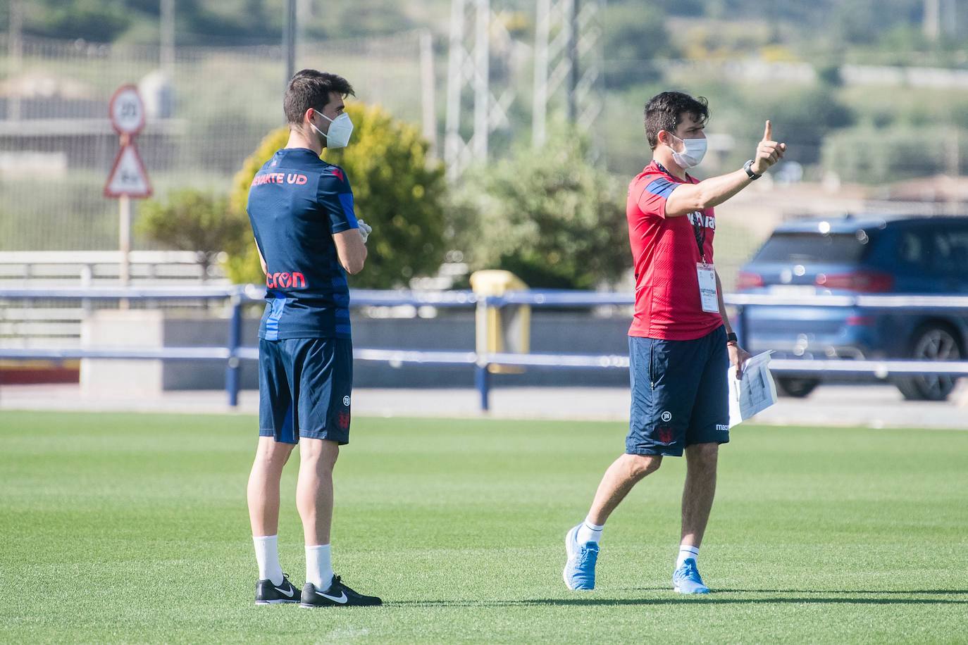 La plantilla del Levante acude al Ciudad de Valencia para pasar los test de Covid-19.