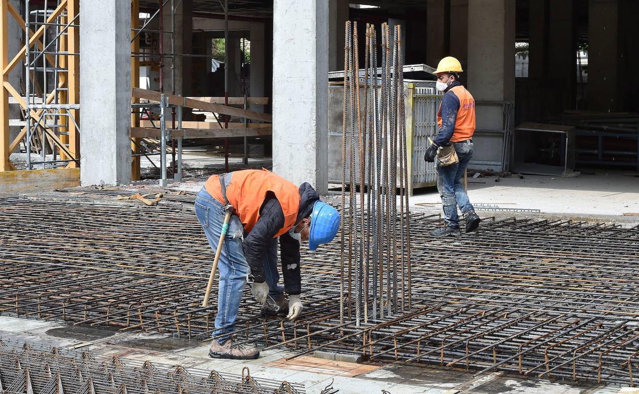 Dos operarios en una obra.