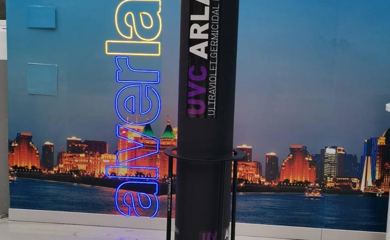 Aparato de rayos ultravioleta que desinfectará los edificios públicos de Benifairó. 