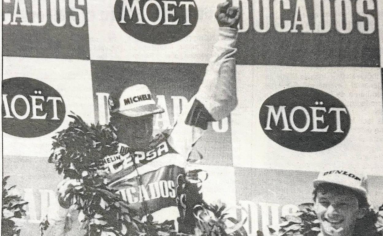 Aspar, en el podio como ganador del GP de España de 1990.