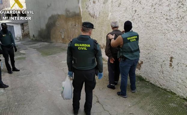 Detenido un vecino de Tuéjar de 59 años por hacer una pintada contra la Guardia Civil tras ser multado por saltarse el confinamiento tres veces