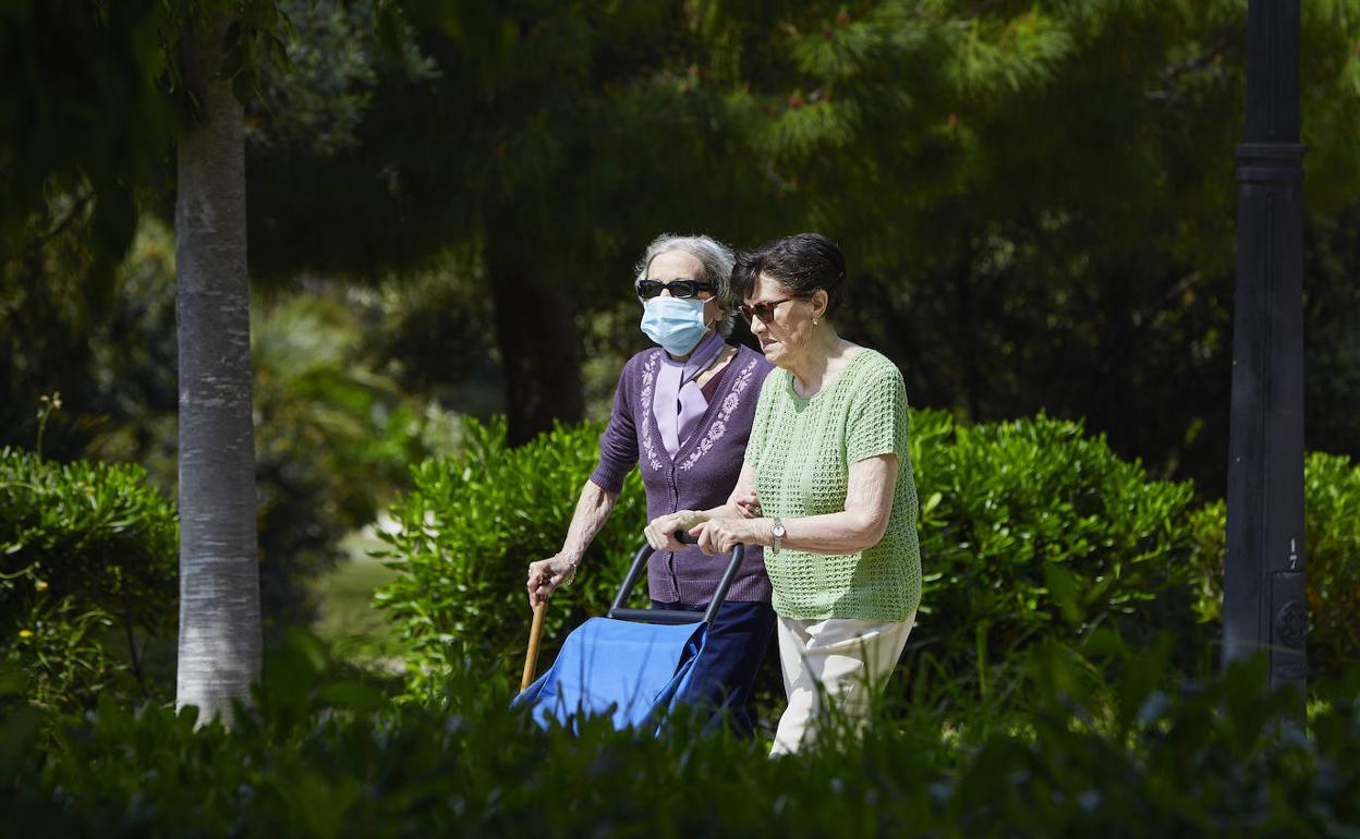 Dos mujeres pasean por el cauce del Turia 