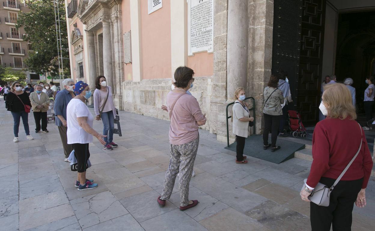 Colas para entrar en la Basílica de Valencia. 