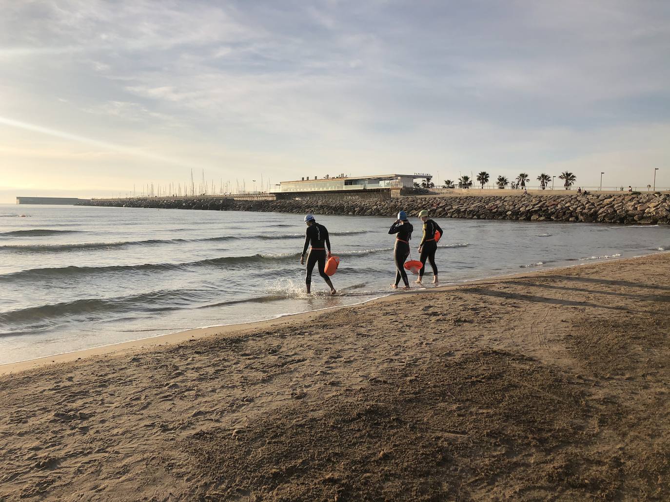 Nadadores, corredores, surfistas y personas practicando yoga se han dejado ver este jueves en las playas de Valencia desde que se ha asomado el sol, aprovechando las horas permitidas para practicar deporte en la ciudad. 