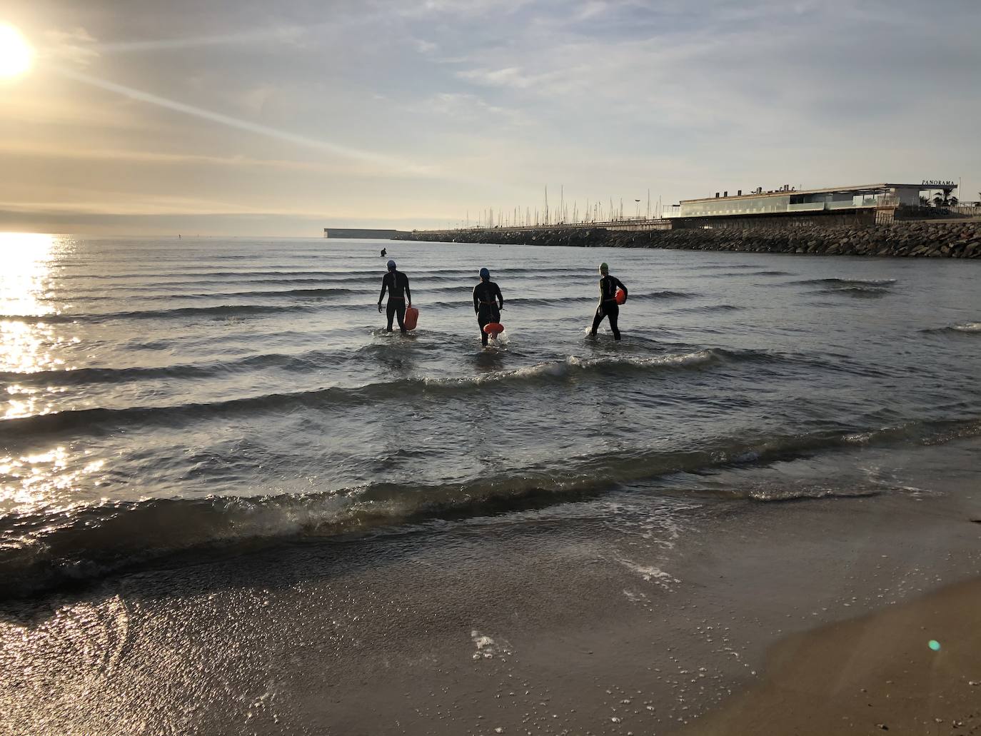 Nadadores, corredores, surfistas y personas practicando yoga se han dejado ver este jueves en las playas de Valencia desde que se ha asomado el sol, aprovechando las horas permitidas para practicar deporte en la ciudad. 