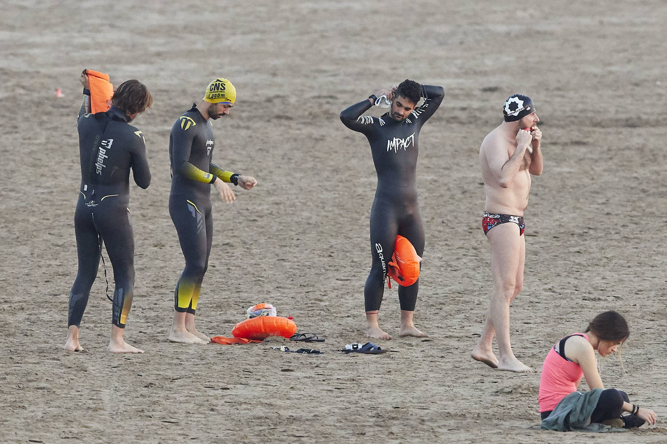 Nadadores, corredores, surfistas y personas practicando yoga se han dejado ver este jueves en las playas de Valencia desde que se ha asomado el sol, aprovechando las horas permitidas para practicar deporte en la ciudad. 