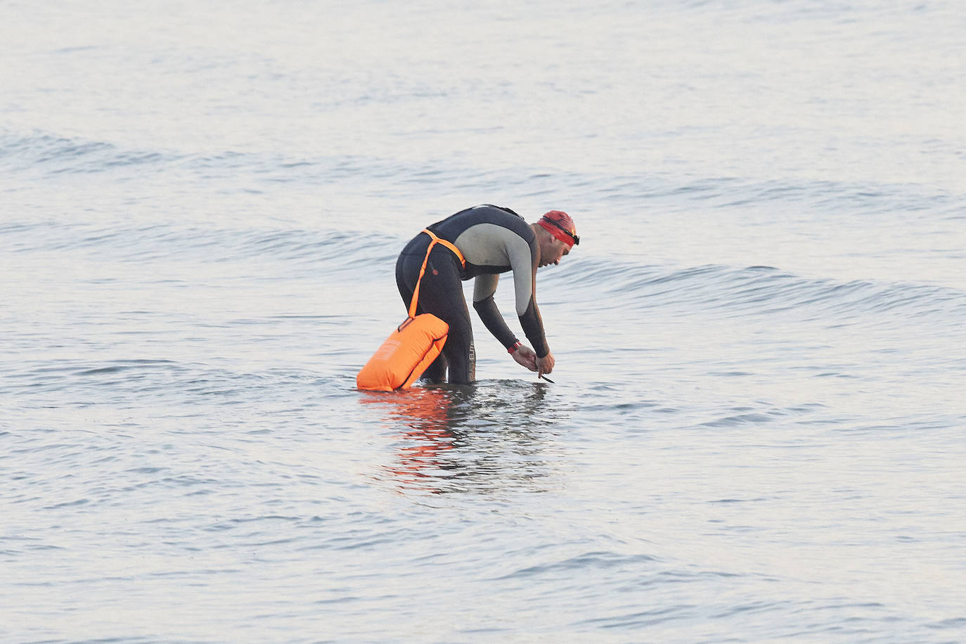 Nadadores, corredores, surfistas y personas practicando yoga se han dejado ver este jueves en las playas de Valencia desde que se ha asomado el sol, aprovechando las horas permitidas para practicar deporte en la ciudad. 