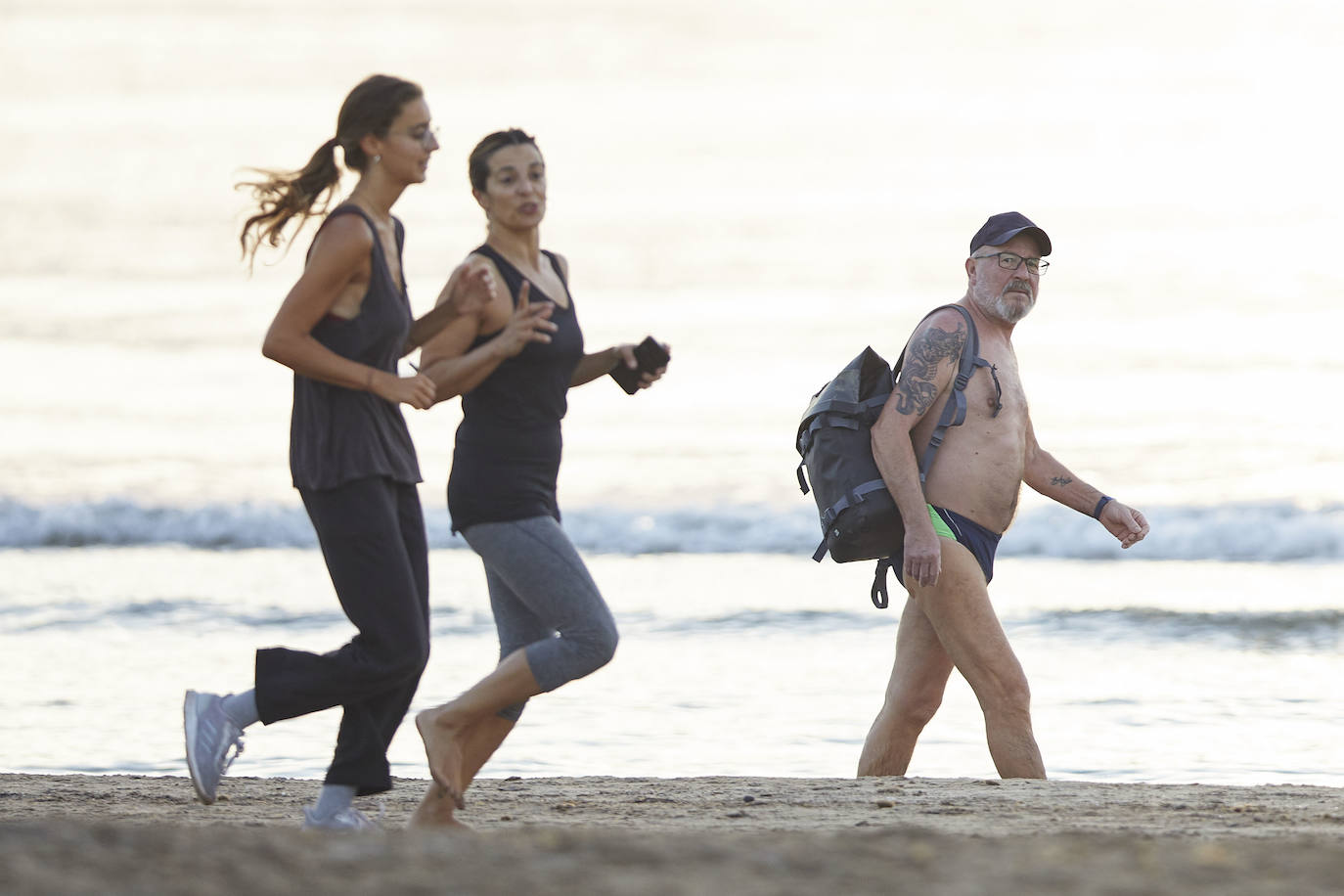 Nadadores, corredores, surfistas y personas practicando yoga se han dejado ver este jueves en las playas de Valencia desde que se ha asomado el sol, aprovechando las horas permitidas para practicar deporte en la ciudad. 