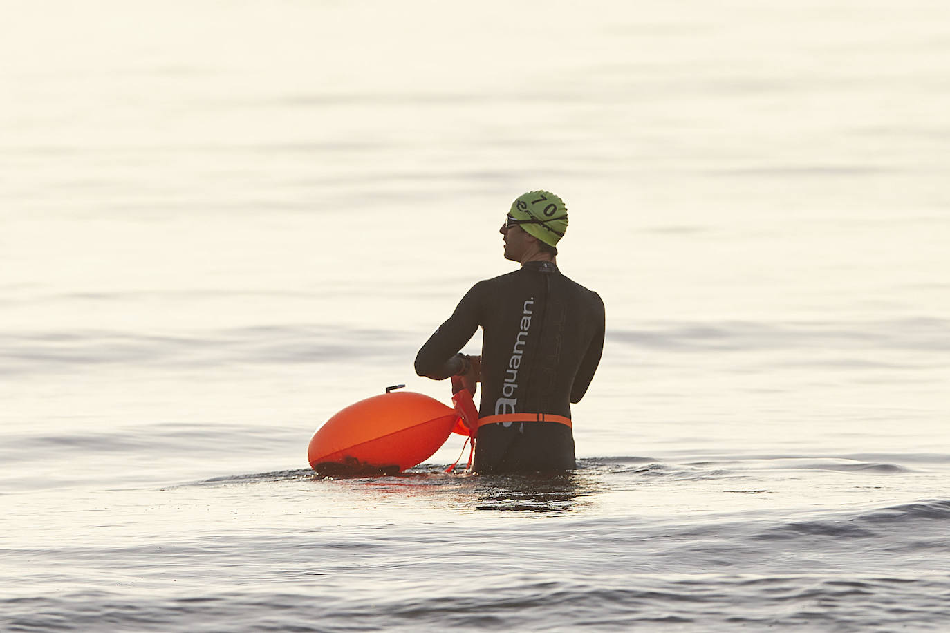 Nadadores, corredores, surfistas y personas practicando yoga se han dejado ver este jueves en las playas de Valencia desde que se ha asomado el sol, aprovechando las horas permitidas para practicar deporte en la ciudad. 