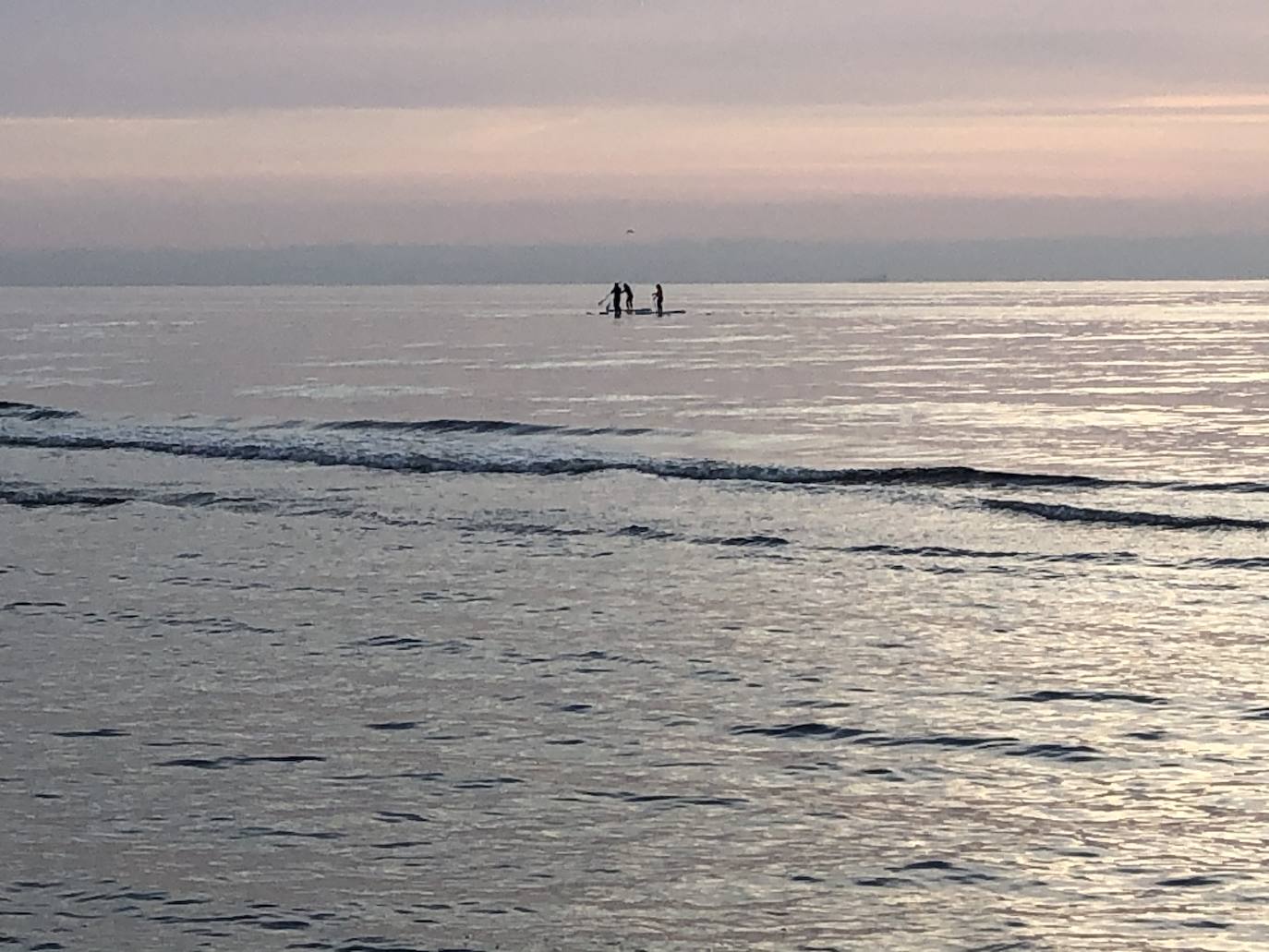 Nadadores, corredores, surfistas y personas practicando yoga se han dejado ver este jueves en las playas de Valencia desde que se ha asomado el sol, aprovechando las horas permitidas para practicar deporte en la ciudad. 