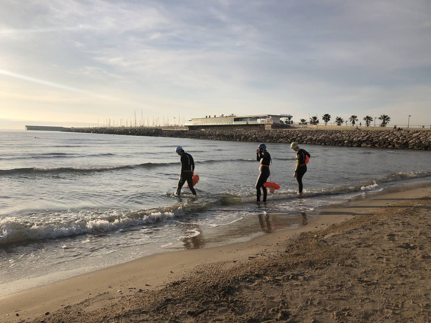 Nadadores, corredores, surfistas y personas practicando yoga se han dejado ver este jueves en las playas de Valencia desde que se ha asomado el sol, aprovechando las horas permitidas para practicar deporte en la ciudad. 