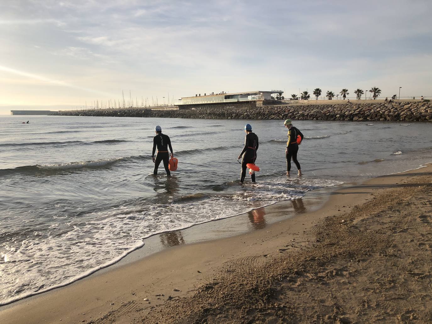 Nadadores, corredores, surfistas y personas practicando yoga se han dejado ver este jueves en las playas de Valencia desde que se ha asomado el sol, aprovechando las horas permitidas para practicar deporte en la ciudad. 