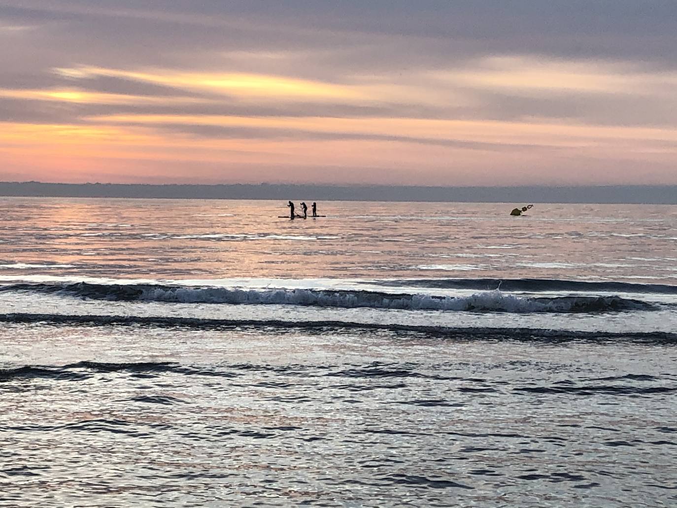 Nadadores, corredores, surfistas y personas practicando yoga se han dejado ver este jueves en las playas de Valencia desde que se ha asomado el sol, aprovechando las horas permitidas para practicar deporte en la ciudad. 