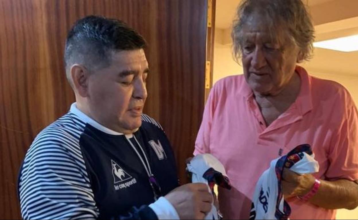 Maradona, junto a Carlovich. 